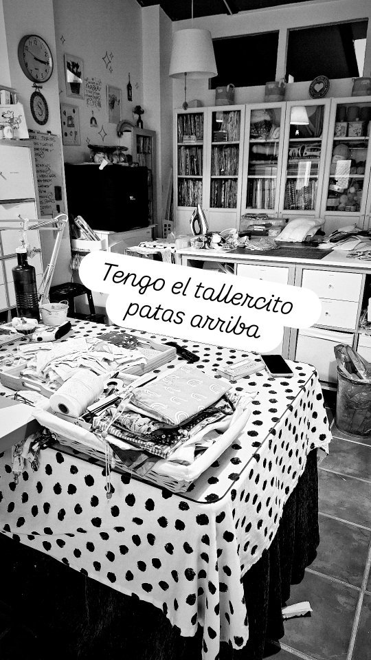 TALLERCITO PATAS ARRIBACuando el tallercito está patas arriba eso es buena señal!!!! Se avecinan stock nuevo, reposiciones... Las ideas  salen y muchas de ellas las puedes hacer realidad y tener en tus manos, eso es una verdadera gozada!!! Entre estas cuatro paredes echo muchas horas, diseñando, buscando, pensando, negociando, comprando, vendiendo, confeccionando y hasta estudiando con mi niña todas las tardes jajajajajjaSe está cociendo muchas cositas cara a Navidad, os pido que nos deis la oportunidad a pequeñas empresas artesanas como la mía y que compréis vuestros detalles únicos en nuestras empresas. Os puedo hacer llegar todo a vuestras casas, sin necesidad de moveros, sólo poneros en contacto conmigo, el resto ya me encargo yo... Pedidos: 24/7 🕢 689 45 55 08 Escribe wasa  a la hora que mejor te venga, SIN restricciones  de HORARIOS