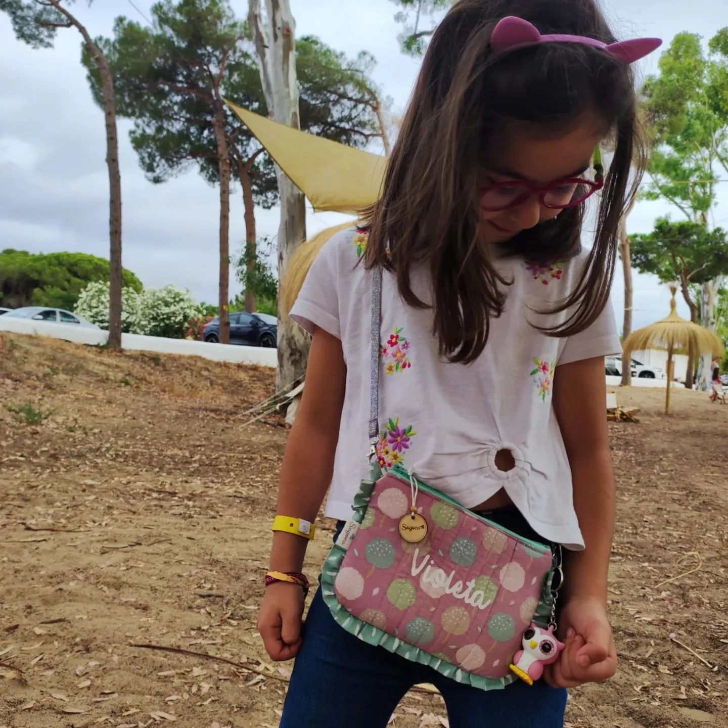 BOLSOS️

Qué mona está Violeta con su Bolso de Volantes personalizado en las vacaciones 🏖

No os imagináis cómo disfrutó en la playita con su bolsito nuevo, podía llevar de todo y encima lucir así de guapa. 

Y qué me decís de Víctor 🥰 con su Bolso de Solapa?

Víctor está listo para cualquier aventura con su bolso, súper práctico y chulísimo.

Todos mis bolsos están hechos a mano con amor y dedicación. ¡Y lo mejor de todo es que queda stock disponible! 🛍️ 

¿Quieres uno para tus peques? No esperes más y haz tu pedido hoy mismo. 

Pedidos: 24/7 🕢
 689 45 55 08 

Escribe wasa  a la hora que mejor te venga, SIN restricciones  de HORARIOS