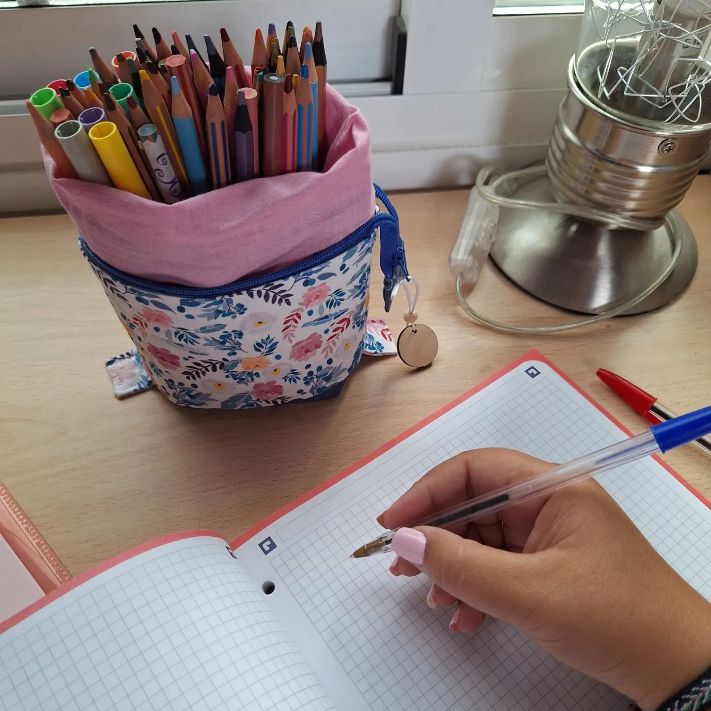 🖍ESTUCHES BOTE🖍 Sabemos que el estudio es como un segundo trabajo a tiempo completo ¡y sin cobrar un euro!!!!  Entre horas y horas de subrayado, ¿cuánto tiempo pierdes buscando ese marcador perdido? 🖍️ El Estuche Bote llega al rescate: todo a mano, todo organizado, ¡sin dramas! Perfecto para opositores, profes y estudiantes que necesitan encontrar su subrayador favorito como si fuera magia 🪄 Porque estudiar es suficiente reto como para encima andar buscando bolis¡Simplifica tu vida con un Estuche Bote y ahorra tiempo para el café! ️  ¿Ya tienes el tuyo? 😎 Pedidos: 24/7 🕢 689 45 55 08 Escribe wasa  a la hora que mejor te venga, SIN restricciones  de HORARIOS