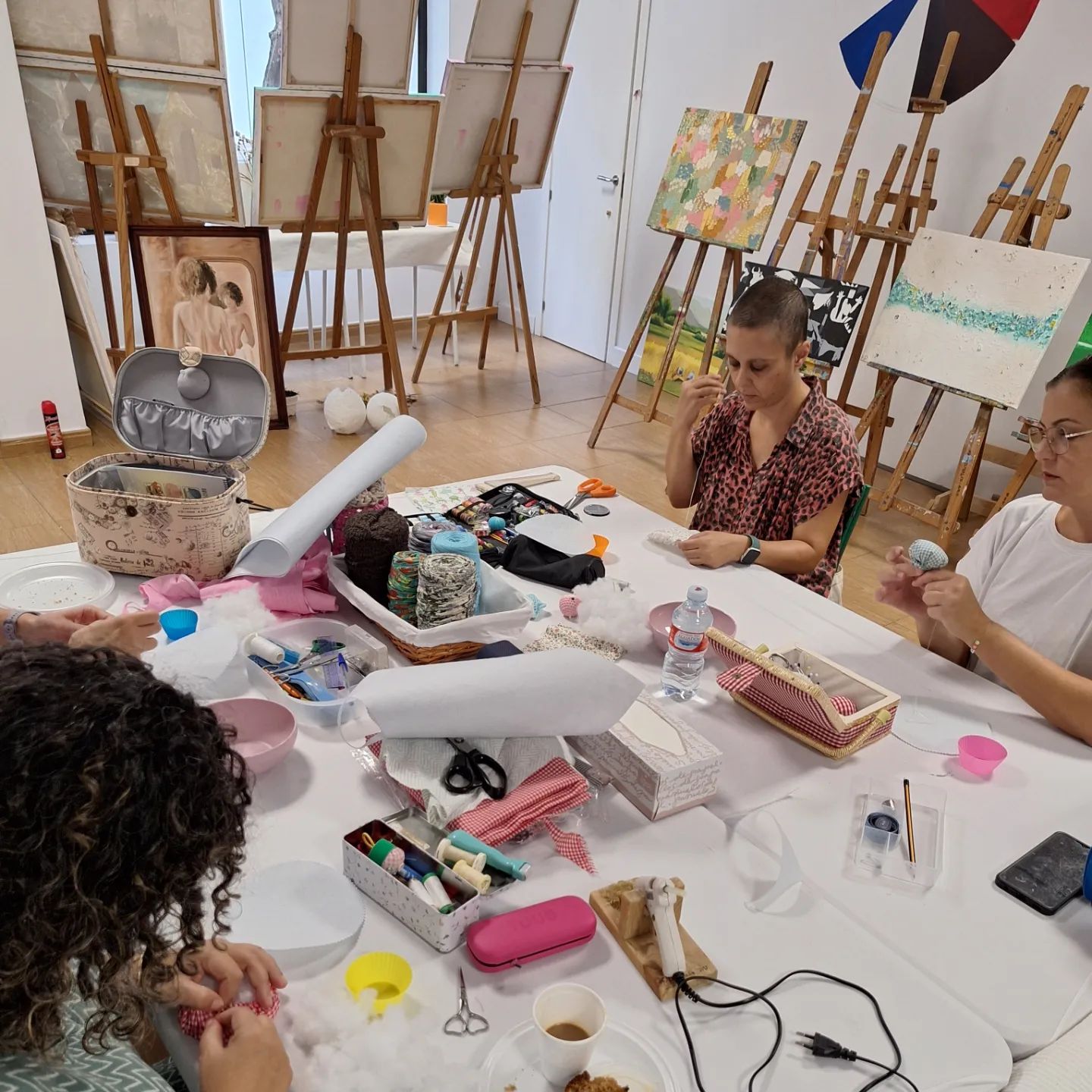 MANOS A LA OBRA️¿Te gustaría aprender diferentes técnicas de labores desde cero? ¡Este es tu momento! Los viernes de 9:30 a 11:30 h nos reunimos en el estudio de @artelucia_ , donde entre risas, café y mucha creatividad, aprenderemos juntas las técnicas básicas de costura, crochet, bordado, punto de cruz... No importa si nunca has cogido una aguja, ¡aquí lo hacemos fácil y divertido! Empezamos desde lo más básico y poco a poco vamos creando cosas preciosas. Monederos, tote bags y hasta esas pequeñas ideas que siempre quisiste hacer realidad.Si quieres un plan diferente para las mañanas de los viernes, rodeada de gente encantadora, ¡este taller es para ti!  ¿Te animas?Escríbeme y reserva tu plaza. ¡Nos vemos en el taller! ️Escribe wasa  a la hora que mejor te venga, SIN restricciones  de HORARIOS