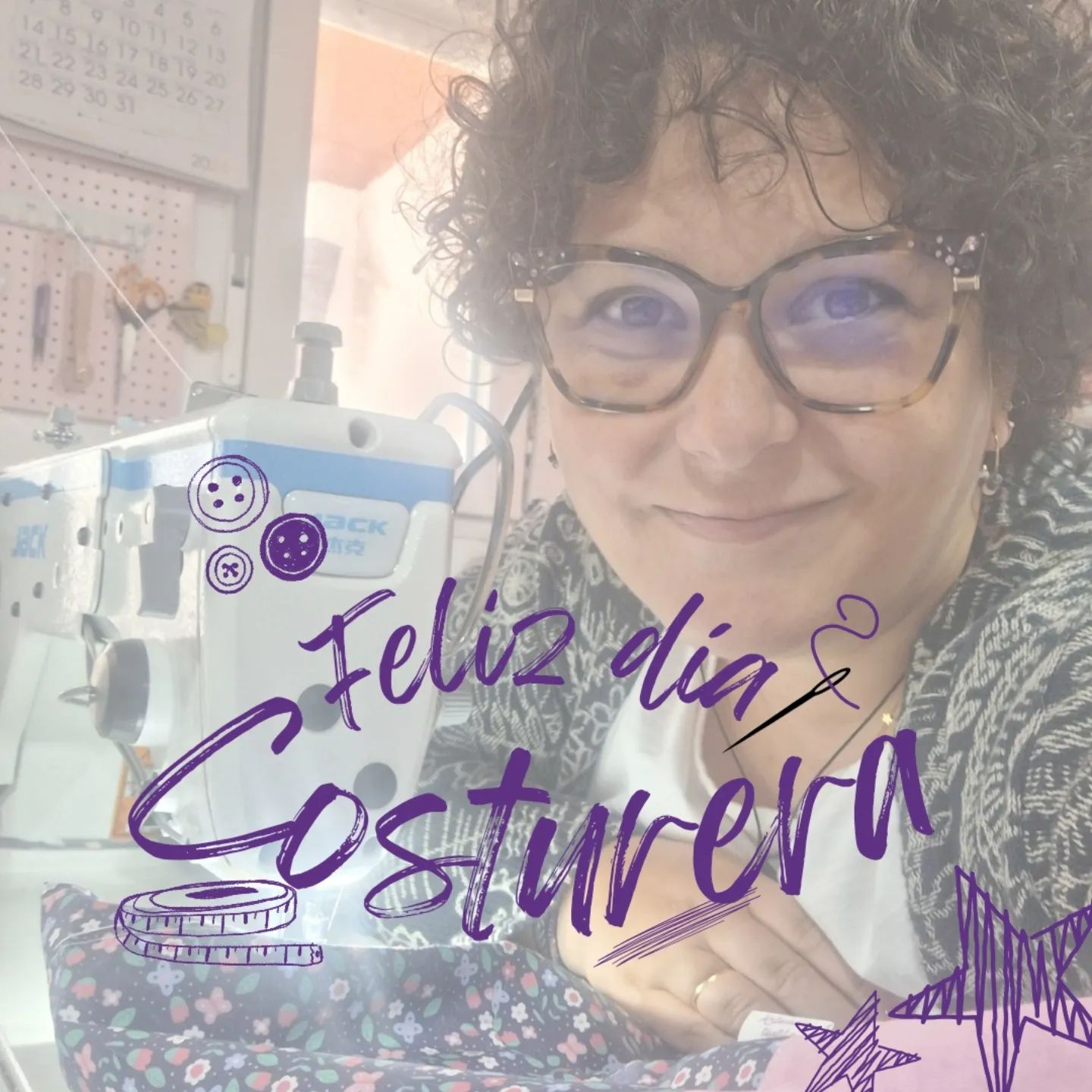 🧵DÍA DE LA COSTURERA️

Hoy es el Día de la Costurera y no puedo dejar de pensar en lo bonita que es esta profesión. Coser no es solo unir telas, es crear algo desde cero, con paciencia, creatividad y muchísimo cariño. 🧵

Cada puntada es un reflejo del amor por lo que hacemos, y no hay nada más gratificante que ver el resultado final y saber que lleva un poquito de nosotras. ️

Feliz día a todas las que compartimos esta pasión por la costura, un oficio que transforma hilos y telas en verdaderas obras de arte. 

FELIZ DÍA COMPIS!!!!!!